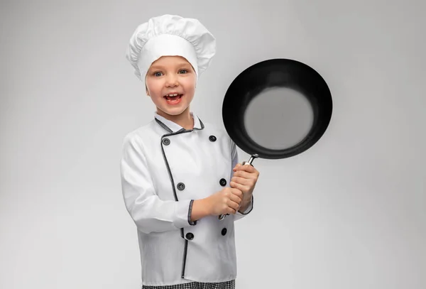 Menina feliz em chefs toque com frigideira — Fotografia de Stock