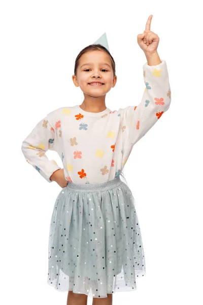 Menina feliz em aniversário cap apontando dedo para cima — Fotografia de Stock