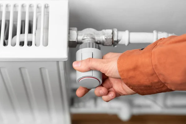 Close up de mão girando alternância do radiador em casa — Fotografia de Stock