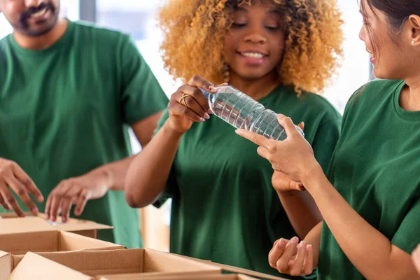 Zblízka dobrovolníci balení potravin v krabicích — Stock fotografie