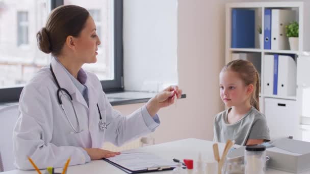 Female doctor and little girl patient at clinic — Stock Video