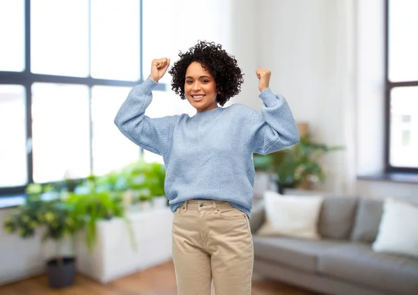 成功を祝う青いセーターの幸せな女性 — ストック写真