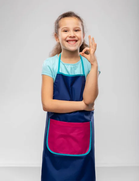 Sorrindo menina no avental — Fotografia de Stock