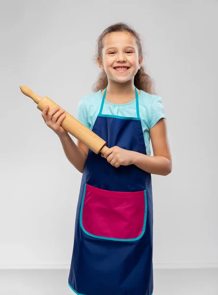 Sorrindo menina no avental com rolo de pino — Fotografia de Stock