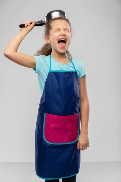 Menina feliz no avental brincando com panela — Fotografia de Stock