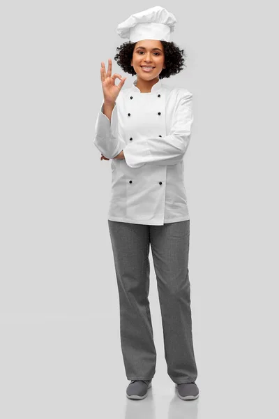 Glad leende kvinnlig kock visar ok hand tecken — Stockfoto