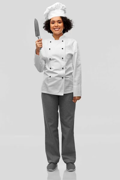 Chef donna sorridente in toque con coltello da cucina — Foto Stock