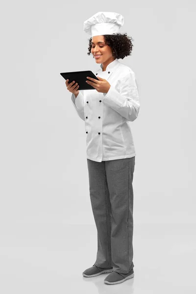 Sorridente chef feminino com tablet computador — Fotografia de Stock