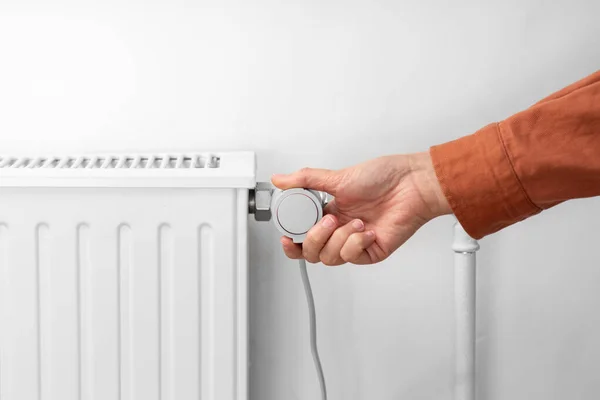 Close up of hand turning radiator toggle at home — Stock fotografie