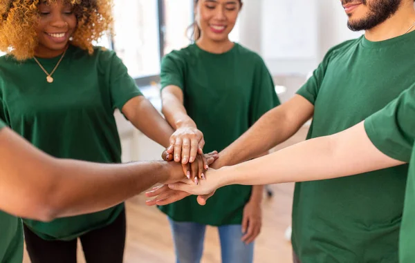 Nahaufnahme von Freiwilligen, die Hände stapeln — Stockfoto