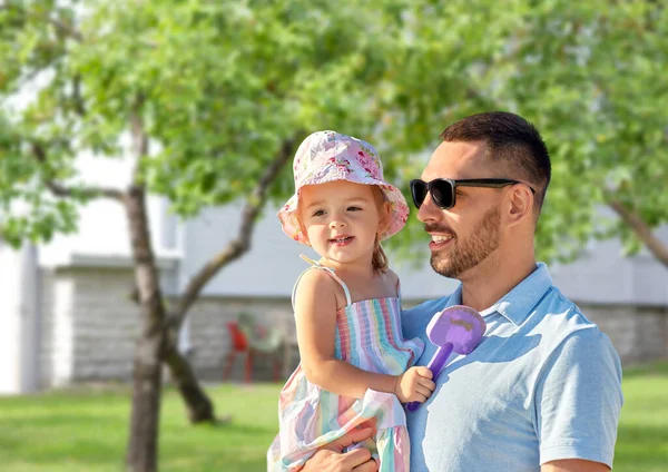 Glücklicher Vater mit kleiner Tochter im Garten — Stockfoto