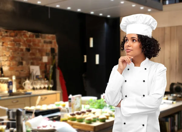 Pensando mujer chef en el restaurante —  Fotos de Stock