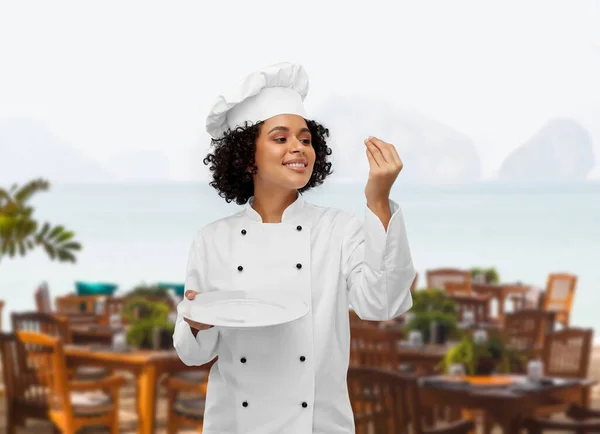 Gelukkig glimlachen vrouwelijke chef-kok met lege plaat — Stockfoto