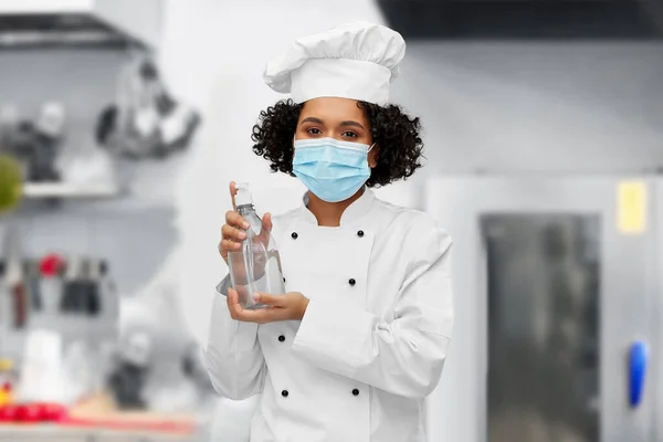 Chef feminino em máscara com higienizador de mão ou sabão — Fotografia de Stock