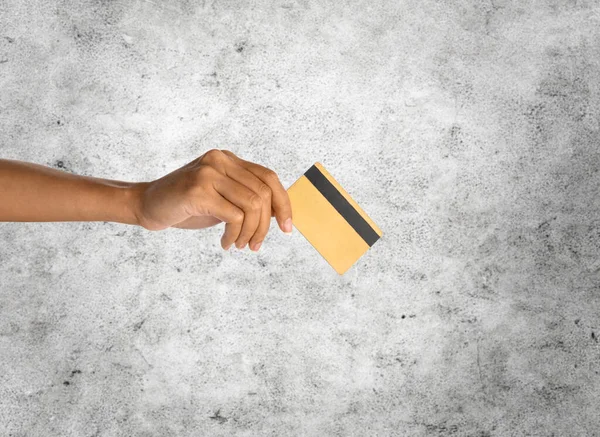 Primer plano de la mano con tarjeta de crédito de oro — Foto de Stock