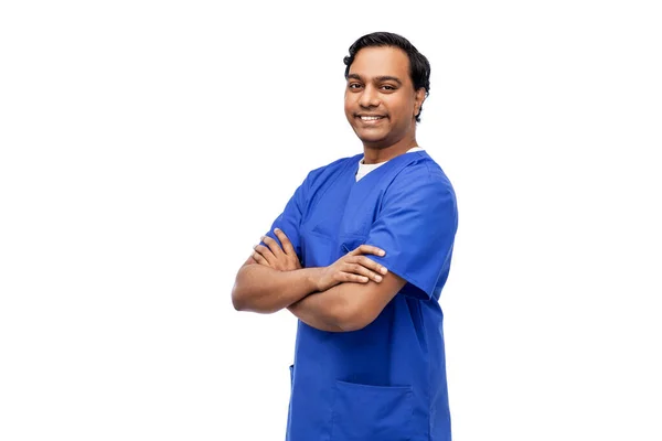 Glücklicher indischer Arzt oder Krankenpfleger in blauer Uniform — Stockfoto