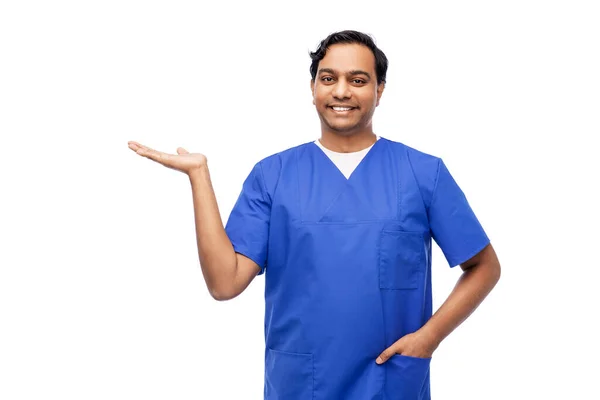 Ινδός άνδρας γιατρός κρατώντας κάτι στο χέρι — Φωτογραφία Αρχείου