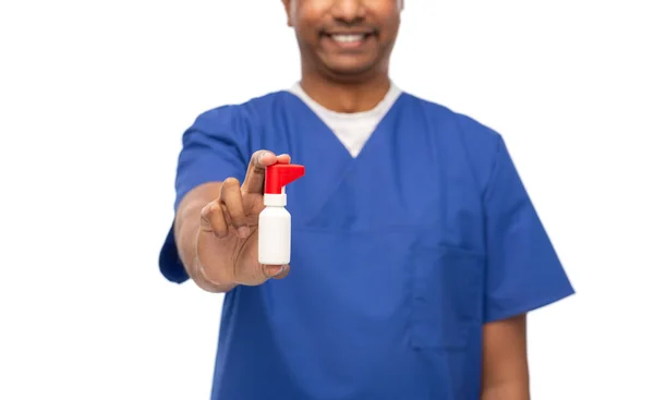 Médico sorridente ou enfermeiro com medicamento — Fotografia de Stock