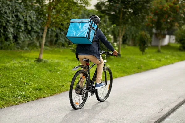 Hombre de entrega de alimentos con bolsa de montar bicicleta —  Fotos de Stock