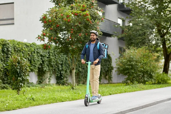 Hombre de entrega de alimentos con bolsa de montar scooter —  Fotos de Stock