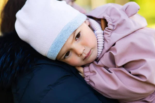 Gros plan de bébé fille reposant sur les mères épaule — Photo