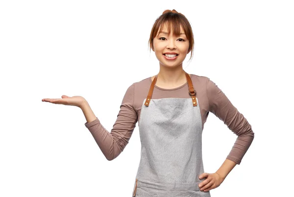 Felice chef femminile o cameriera in possesso di qualcosa — Foto Stock