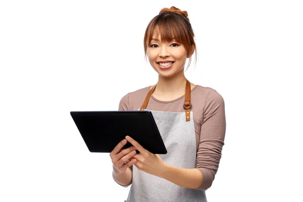 Mujer feliz en delantal con tablet PC — Foto de Stock