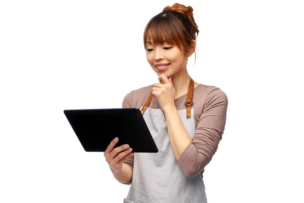 Mujer feliz en delantal con tablet PC — Foto de Stock