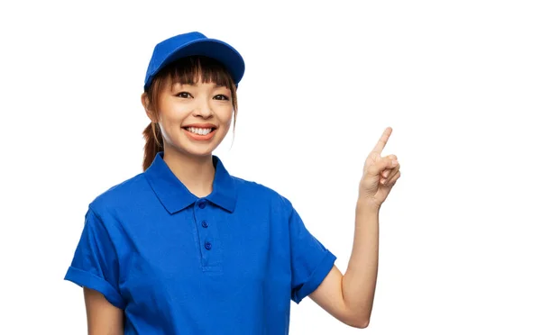 Felice donna sorridente consegna in uniforme blu — Foto Stock