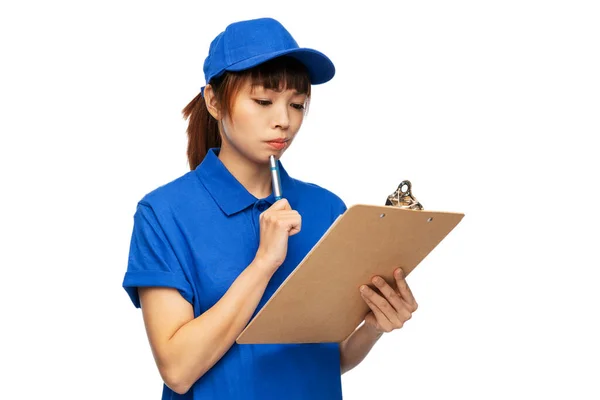 Delivery woman with clipboard and pen —  Fotos de Stock