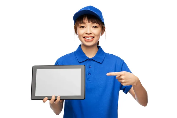 Feliz mujer entrega sonriente con Tablet PC — Foto de Stock