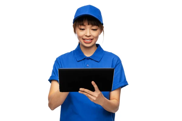 Ευτυχής χαμογελαστή γυναίκα παράδοση με τον υπολογιστή tablet — Φωτογραφία Αρχείου