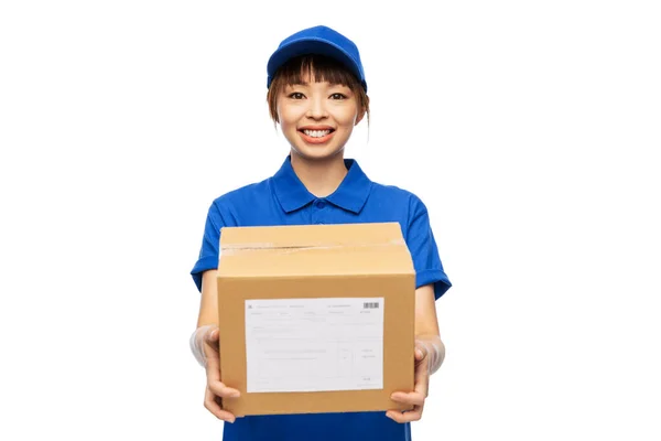 Feliz entrega sonriente mujer sosteniendo caja de paquete — Foto de Stock