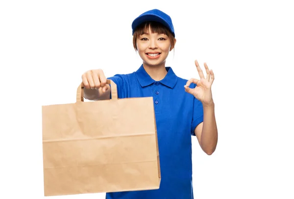 Entrega mujer con bolsa de papel mostrando signo ok — Foto de Stock