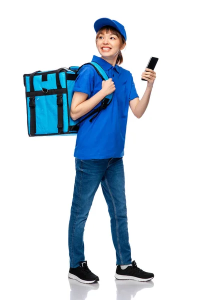 Delivery woman with thermal bag and smartphone — Stock Photo, Image