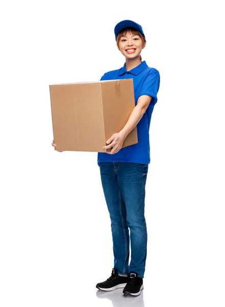 Mujer de entrega en uniforme azul con caja de paquete — Foto de Stock