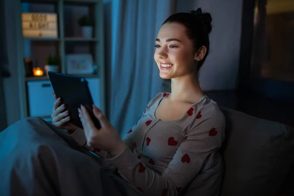 Adolescente con tableta PC en la cama por la noche — Foto de Stock