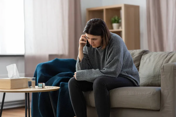 Stresszes nő gyógyszeres hívás telefonon — Stock Fotó