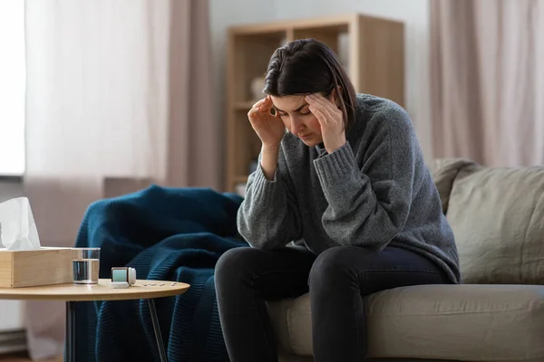 Gestresste Frau mit Kopfschmerzen — Stockfoto