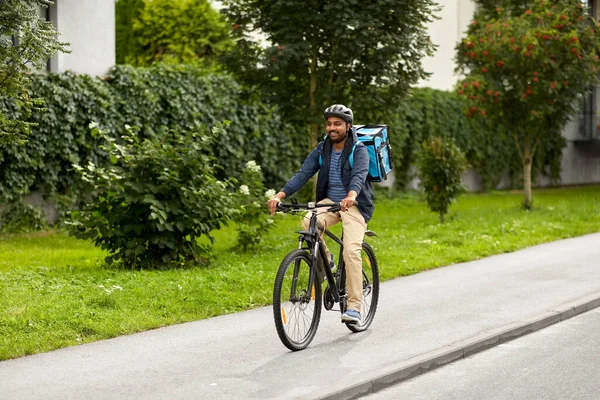 Hombre de entrega de alimentos con bolsa de montar bicicleta —  Fotos de Stock