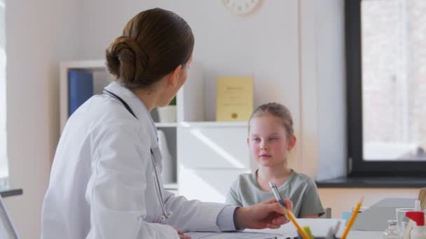 Dokter wanita dan pasien gadis kecil di klinik — Stok Video