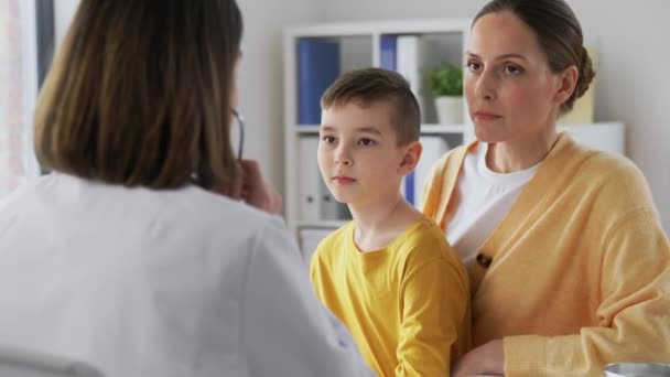 Mother, son and doctor with stethoscope at clinic — Stock Video