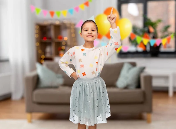 Menina feliz em aniversário cap apontando dedo para cima — Fotografia de Stock