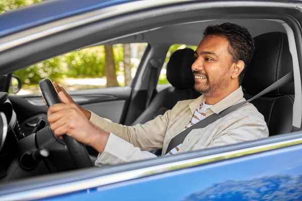 Lächelnder indischer Mann oder Fahrer am Steuer eines Autos — Stockfoto