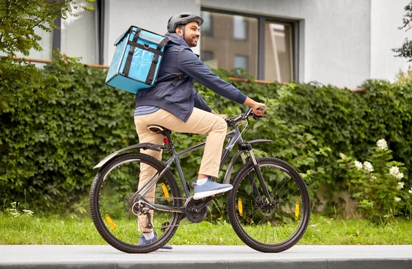 Hombre de entrega de alimentos con bolsa de montar bicicleta —  Fotos de Stock
