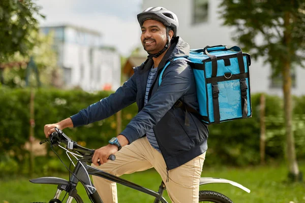 Entrega de comida hombre con bolsa y bicicleta en la ciudad —  Fotos de Stock