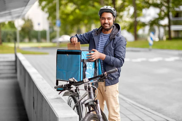 Repartidor indio con bolsa y bicicleta en la ciudad —  Fotos de Stock