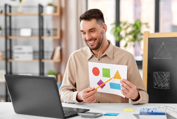 Teacher showing shapes at online class at home — Stock Photo, Image