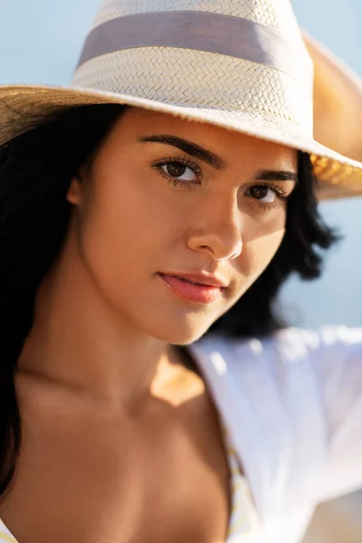Портрет женщины в соломенной шляпе и рубашке на пляже — стоковое фото