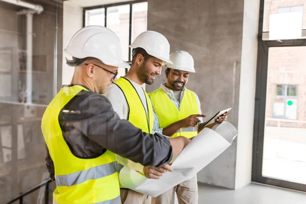 Arquitectos con plano en edificio de oficinas — Foto de Stock